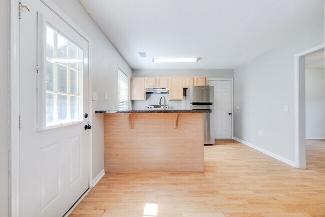 Building Photo - 3 Bedroom Springfield Home with Garage and Large Backyard