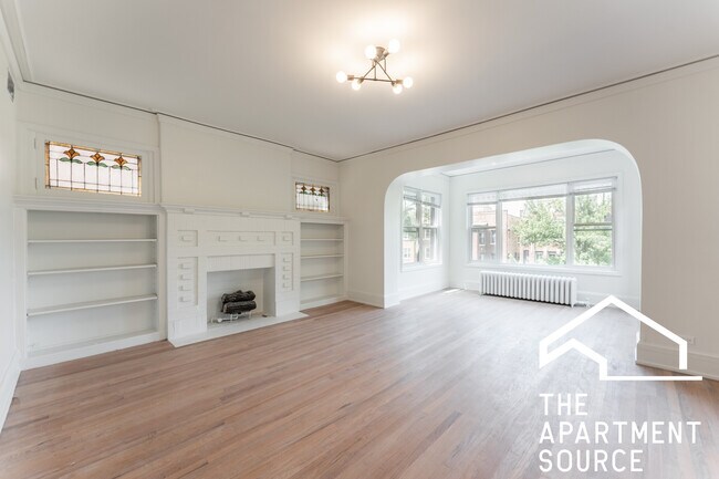 Massive living space - 1233 W North Shore Ave