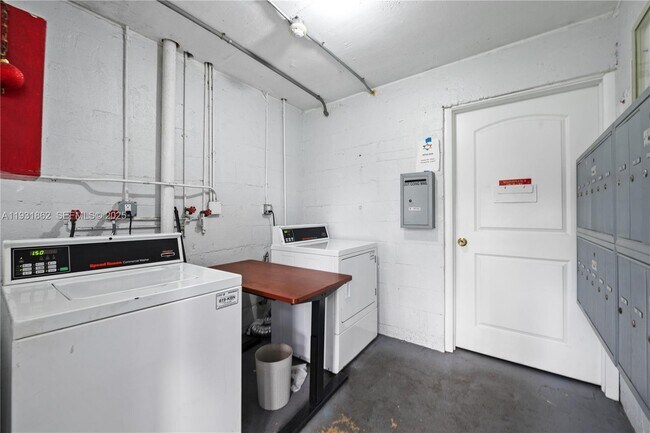 Building Photo - 20310 NE 2nd Ave