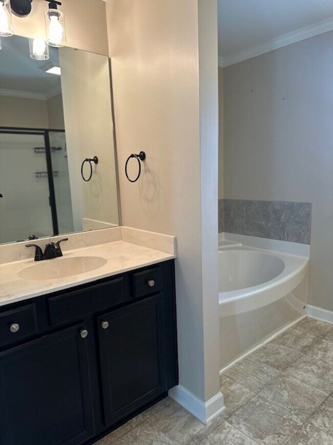 Building Photo - 3 Bed/2 Bath Home with Bonus Room & Screen...