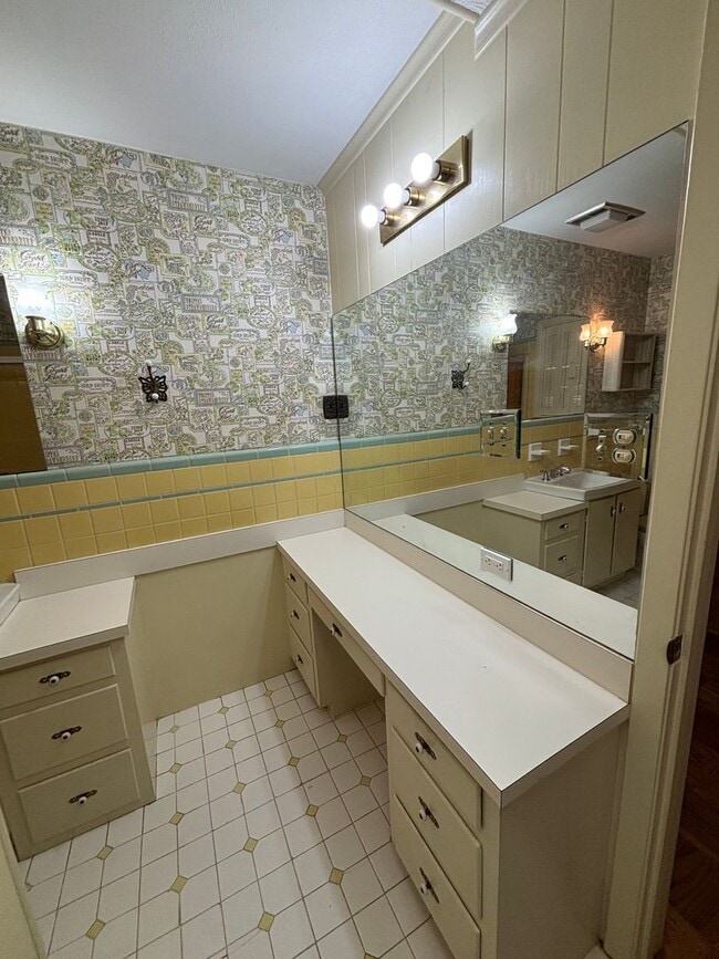 Building Photo - Large home in Brooadmor!