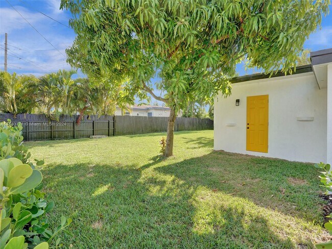 Building Photo - 3661 NE 8th Ave