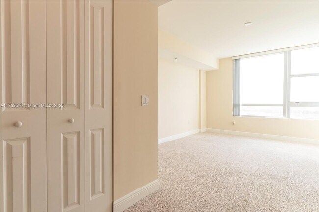 Building Photo - 2681 N Flamingo Rd