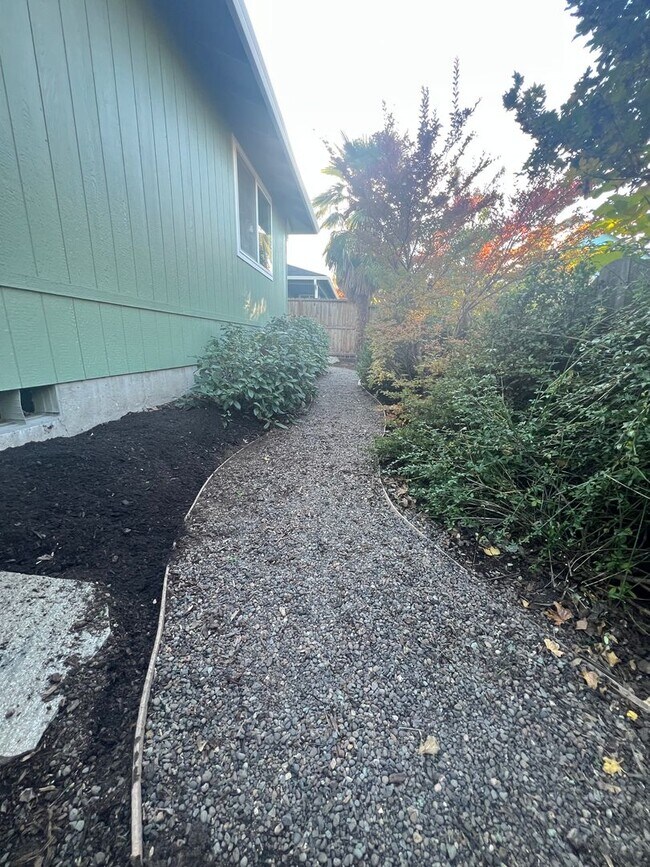 Building Photo - Move in ready three bed/two bath home | Av...