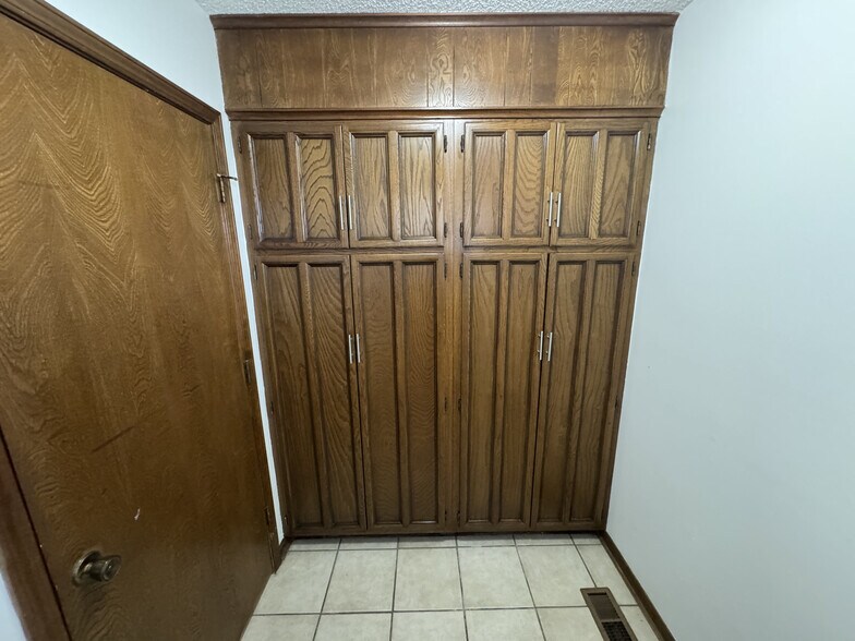 Building Photo - 7108 S Indianapolis Ave