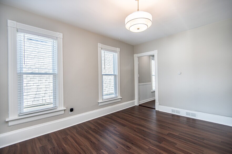 Living Room - 1016 E Pearson St