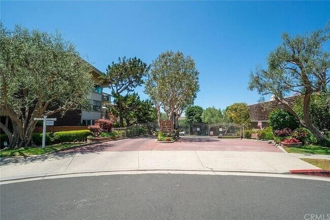 Building Photo - 6526 Ocean Crest Dr