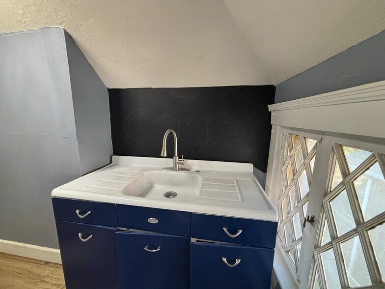 Building Photo - 10815 Drexel Ave