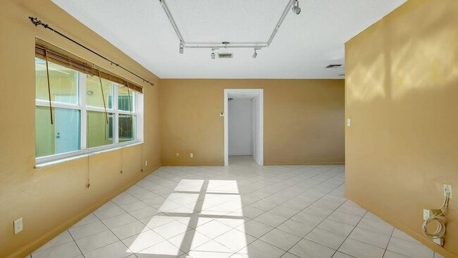 Building Photo - 2207 NE 33rd Ave
