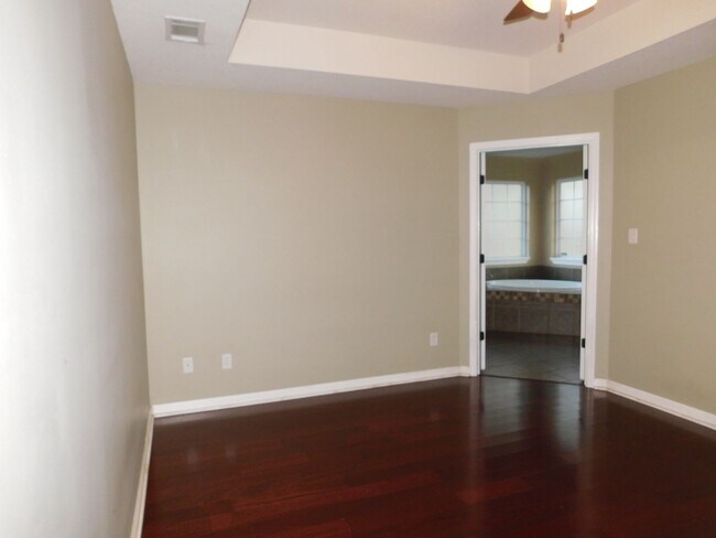 Building Photo - 3 bedroom in Crestwood S/D