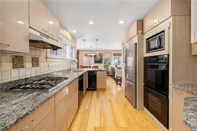 Building Photo - 68 Sachuest Way