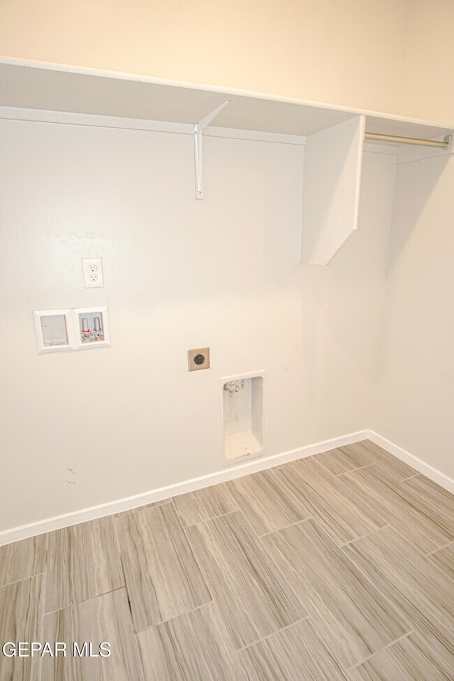 Building Photo - 12993 Tryne Way