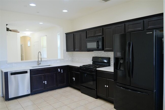 Building Photo - 2880 Donnell Dr