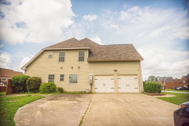 Building Photo - Beautiful home available today!
