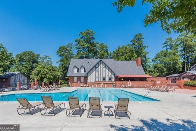 Building Photo - 6851 Roswell Rd