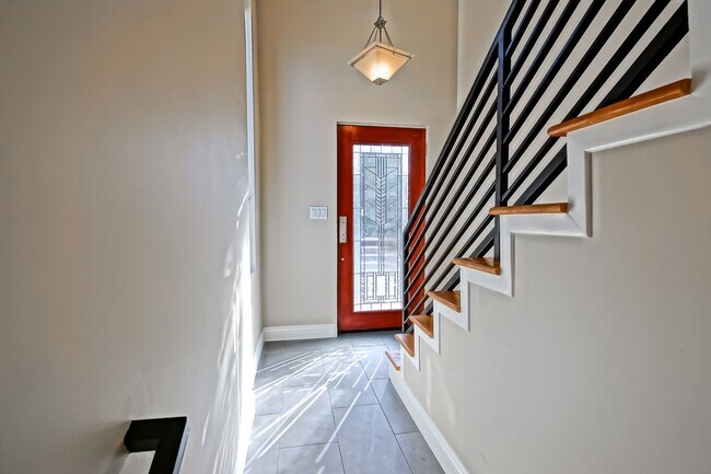 Building Photo - 4021 Crest Dr