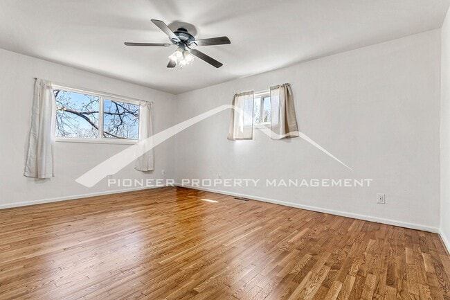 Building Photo - Beautiful Updated Home Conveniently locate...