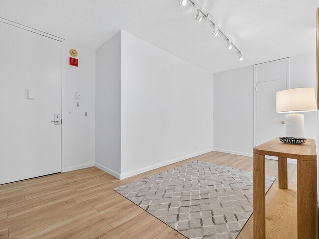 Building Photo - 65 E India Row