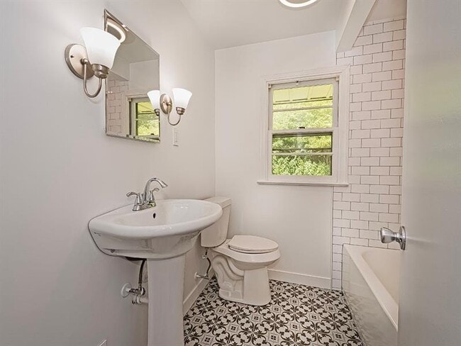 Building Photo - 2977 Chautauqua Dr