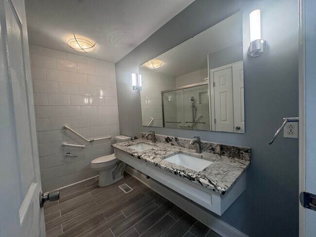 Building Photo - 908 Rochester Dr