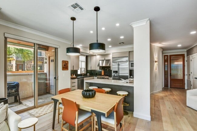 Building Photo - 4909 N Woodmere Fairway