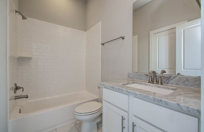 Building Photo - Beautiful 3-story House In the Heart of Ho...