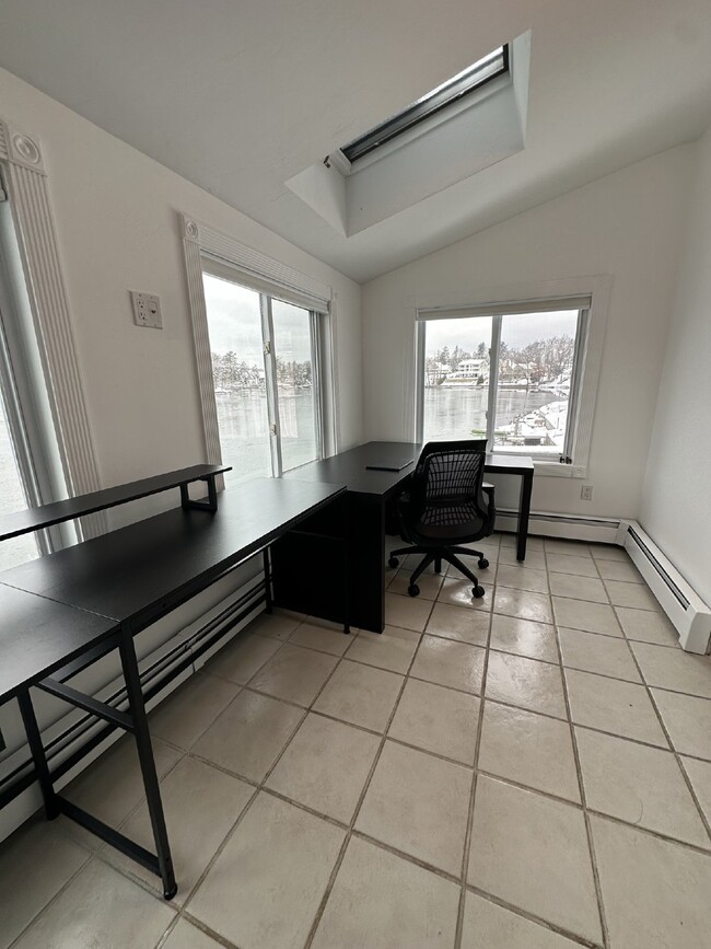 Building Photo - Luxurious 2 Bed, 2 Bath Rental on Lake Qui...
