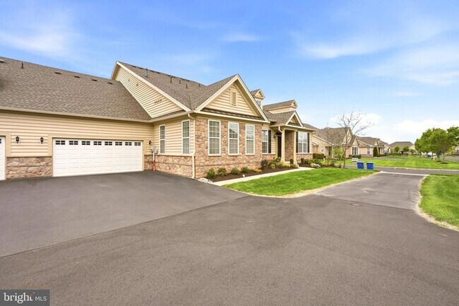 Building Photo - 1190 Webb Dr