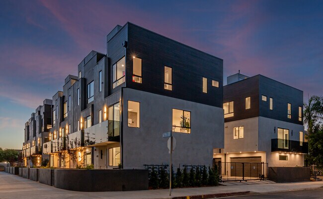 Building Photo - 18303 Oakbury Cir