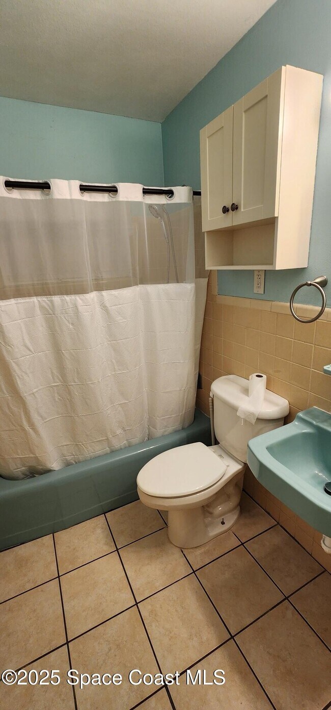 Building Photo - 833 Cronin Ave