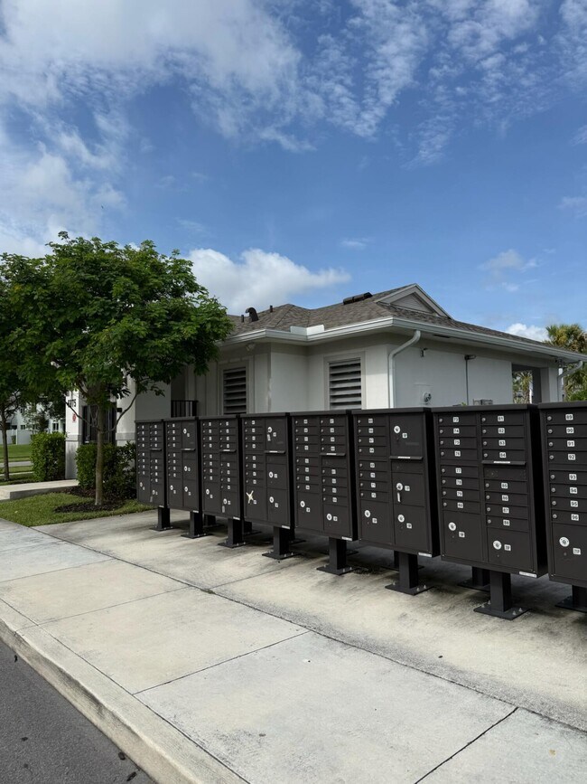 Building Photo - 4303 Hammock Grove Dr