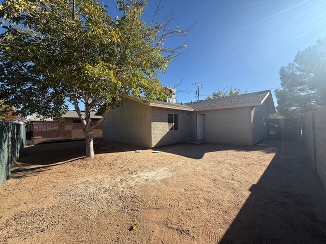 Building Photo - 3 Bedroom 2 Bathroom Home