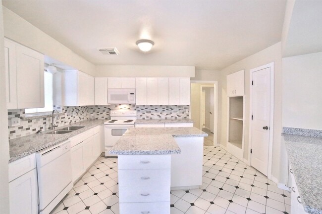 Building Photo - 10723 Shawnbrook Dr