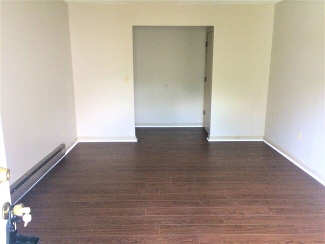 Building Photo - 2 Bedroom / 1 Bath Apartment Johnson City, TN