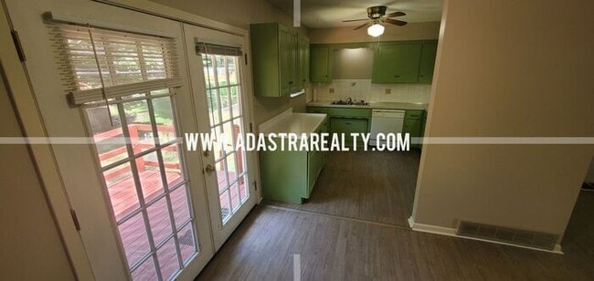 Building Photo - Spacious Shawnee Duplex-Available in SEPTE...