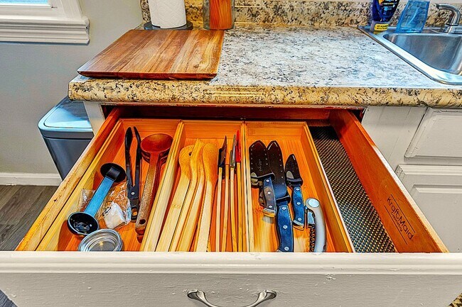 Building Photo - 3 BED 1 BATH SINGLE FAMILY HOME IN BEAUTIFUL SOUTH EUCLID