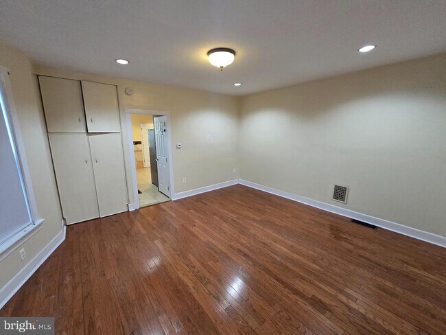 Building Photo - 147 W Douglass St