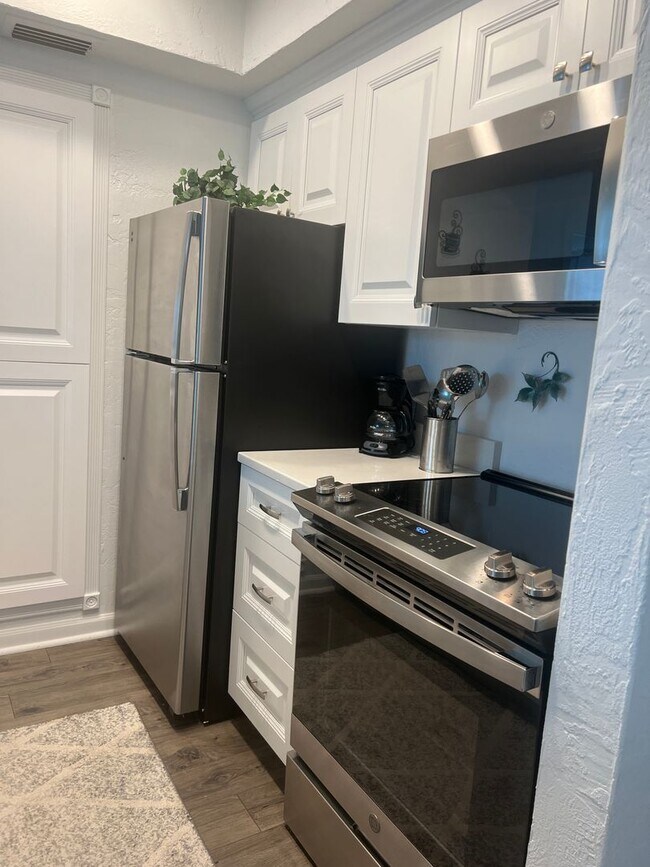Building Photo - NEW PRICE on Adorable 1BR/1BA Condo in Downtown Venice