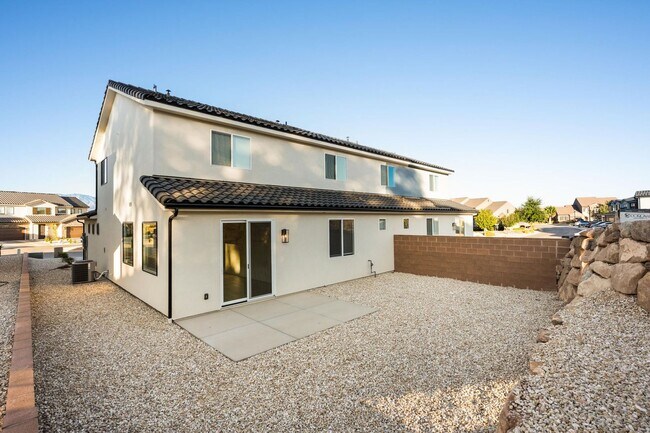 Building Photo - Beautiful 4 bedroom, 3.5 bathroom twin home in St George!