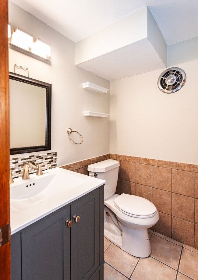 Building Photo - Spacious 4-Bed, 2.5-Bath Split-Level Home