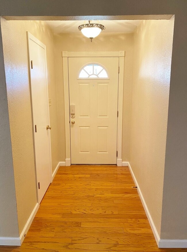 Building Photo - Adorable and Freshly painted Edgecliff Village 3 Bed 2 Bath!!