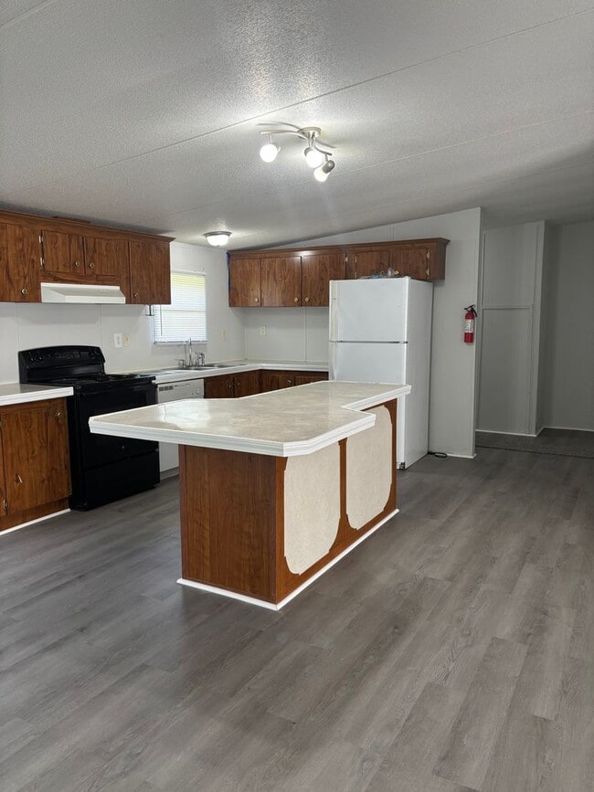 Building Photo - Wedgefield Community