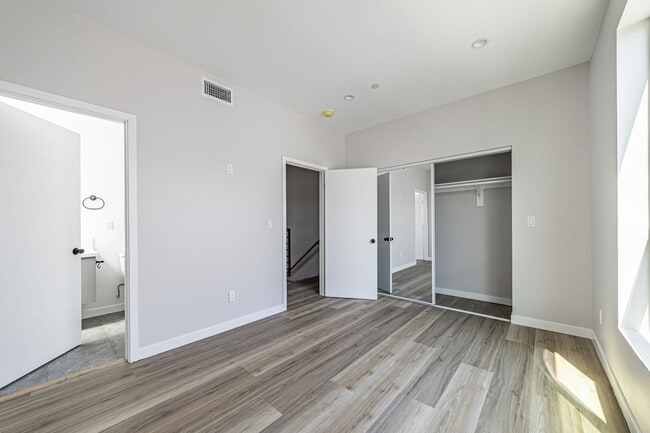 Building Photo - Stunning 4-bedroom, 4-bathroom tri-level t...