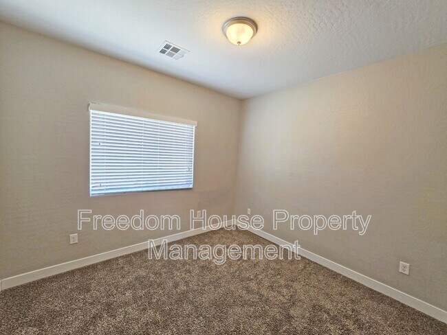 Building Photo - 1121 Sixshooter Ave