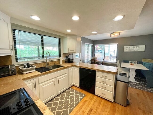 Building Photo - AVAILABLE TODAY - Beautiful 4BD/4BA Low-Ma...