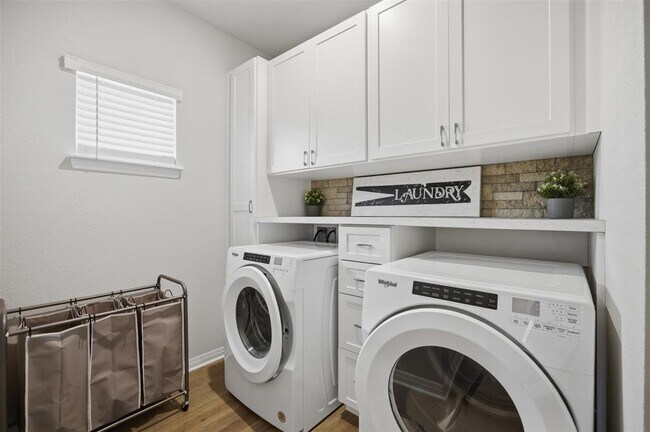 Building Photo - 904 View Dr