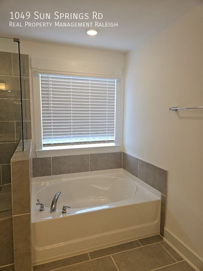 Building Photo - 1049 Sun Spgs Rd