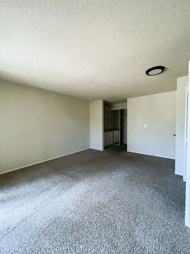 Building Photo - 2 Bedroom 2.5 Bathroom Townhome $500 Move-In Concession