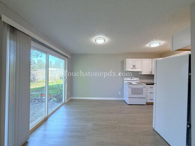 Building Photo - Updated 3 BR Apartment with Patio in Portland
