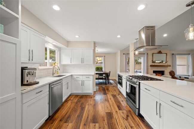 Building Photo - 4902 Pelham Dr